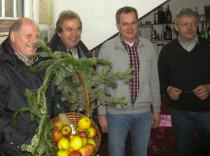 Sieger: Team 10 das sind Paul Heckmann, Heinrich Muhle und Hartwig Meyer hier bei der Siegerehrung mit Herber Grave
