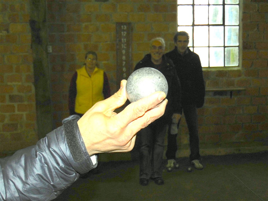 Djamels Kugel vor seinen BGlern (Heidrun, Frank und Thomas)