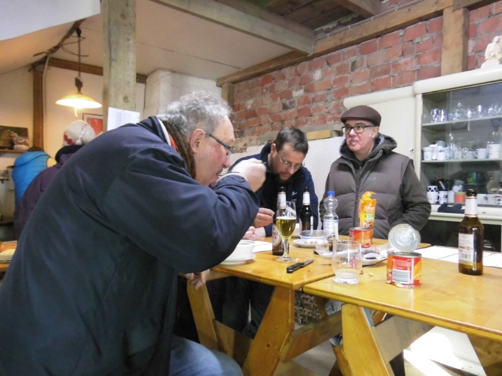 Die Hühnersuppe schmeckt